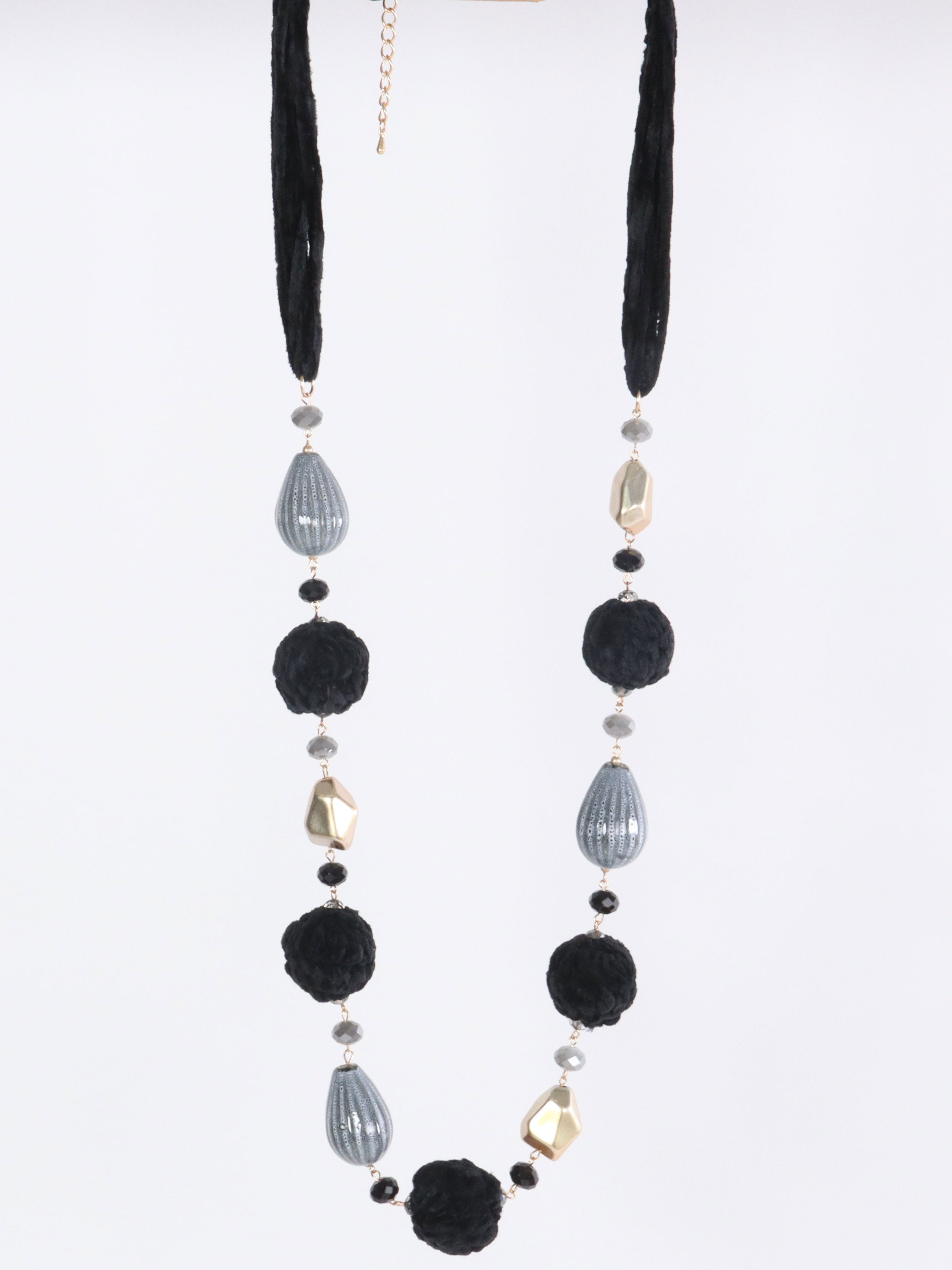 Slavica - Halsband i svart sammet med grå och guldfärgade pärlor